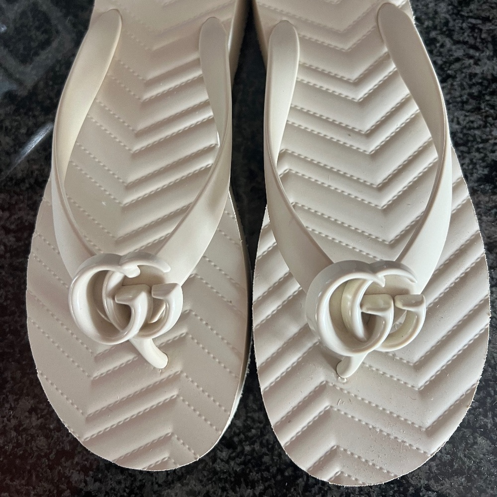 Authentic Gucci Double G Chevron Sandals - Women's Size 39 - Creme/White